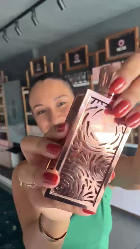 Perfume árabe rosé apresentado na loja em Goiânia