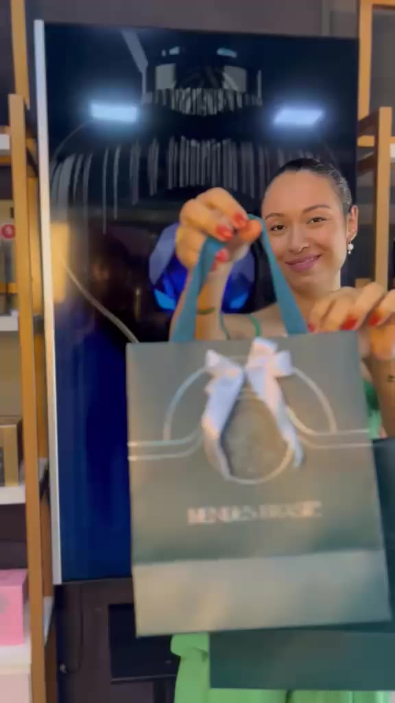Sacola de presente verde com laço da Mendes Brasil Perfumaria